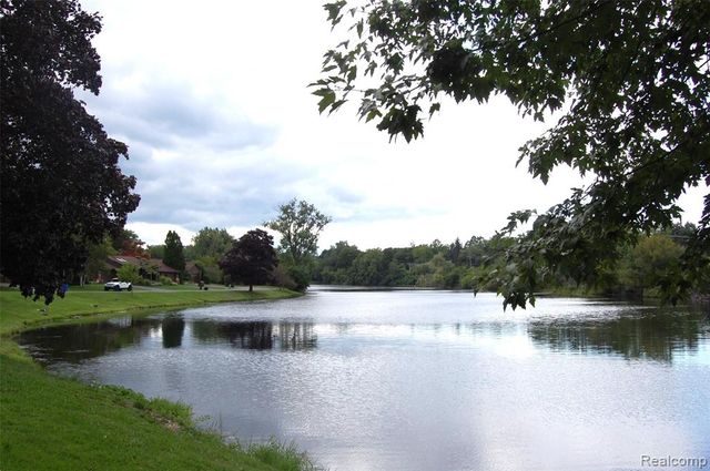 2073 Bordeaux Street, West Bloomfield, MI 48323