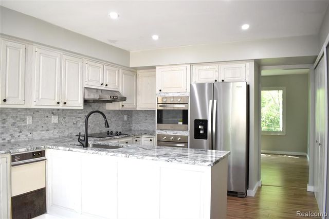 2073 Bordeaux Street, West Bloomfield, MI 48323