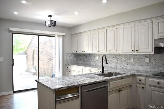 2073 Bordeaux Street, West Bloomfield, MI 48323