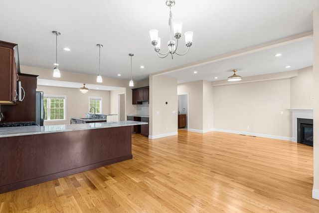 102 Hunting Hill Dr 102, Cumberland, RI 02864