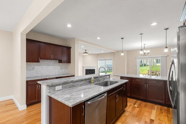 102 Hunting Hill Dr 102, Cumberland, RI 02864
