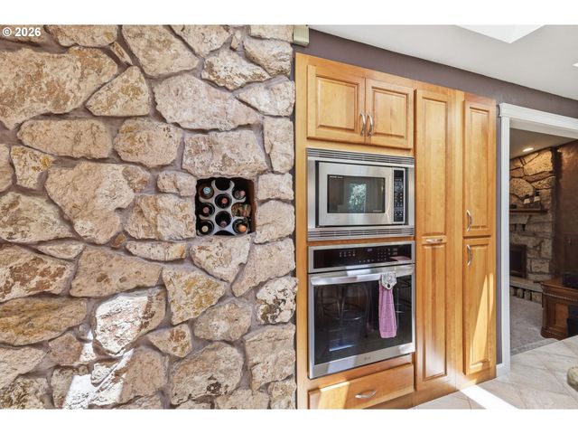 3446 BREEZEWOOD Ave, Eugene, OR 97405
