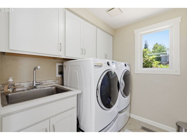 3446 BREEZEWOOD Ave, Eugene, OR 97405