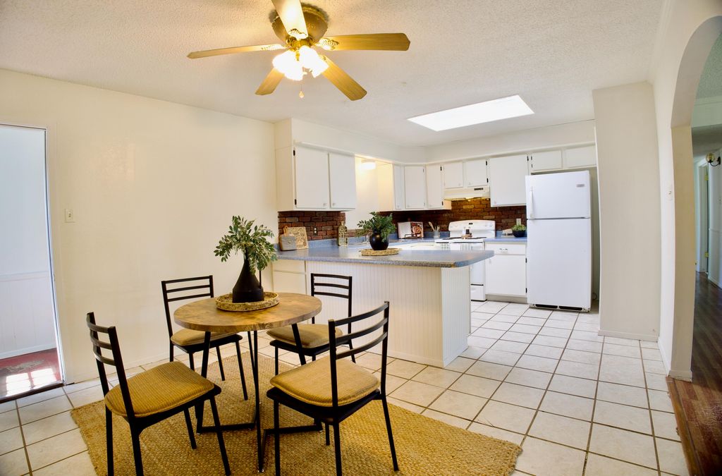 Image 12 of property listing at 1113 E 43rd Street, San Angelo, TX 76903