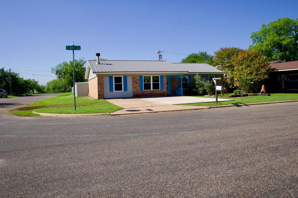 Image 3 of property listing at 1113 E 43rd Street, San Angelo, TX 76903