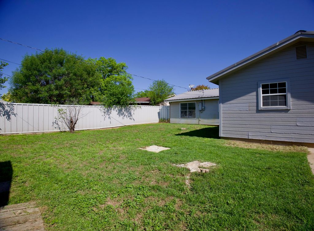 Image 34 of property listing at 1113 E 43rd Street, San Angelo, TX 76903