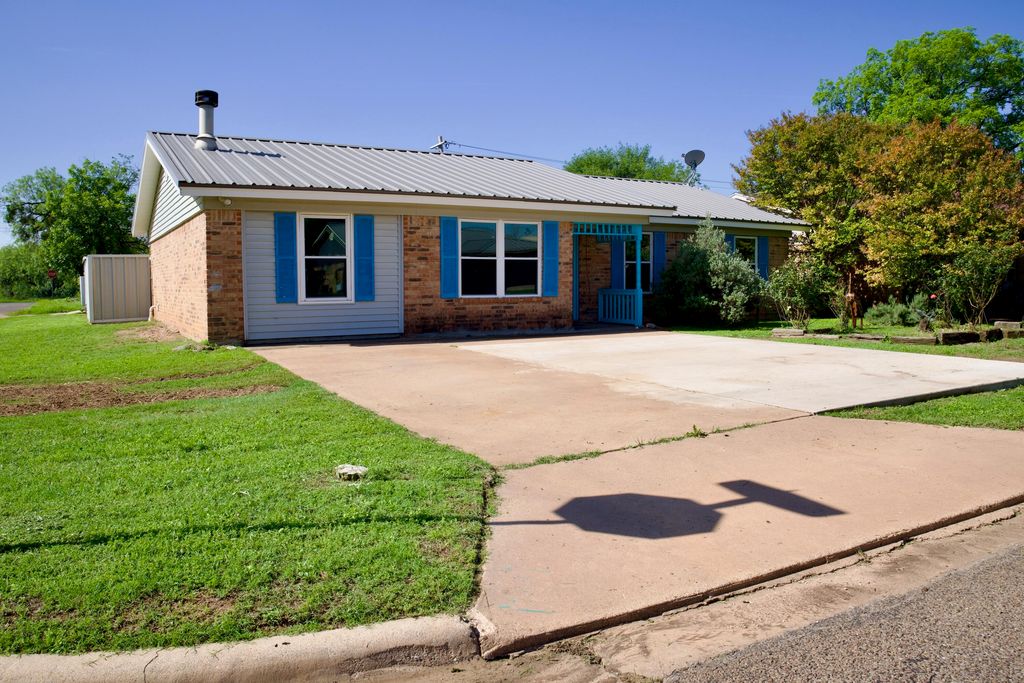 Image 4 of property listing at 1113 E 43rd Street, San Angelo, TX 76903