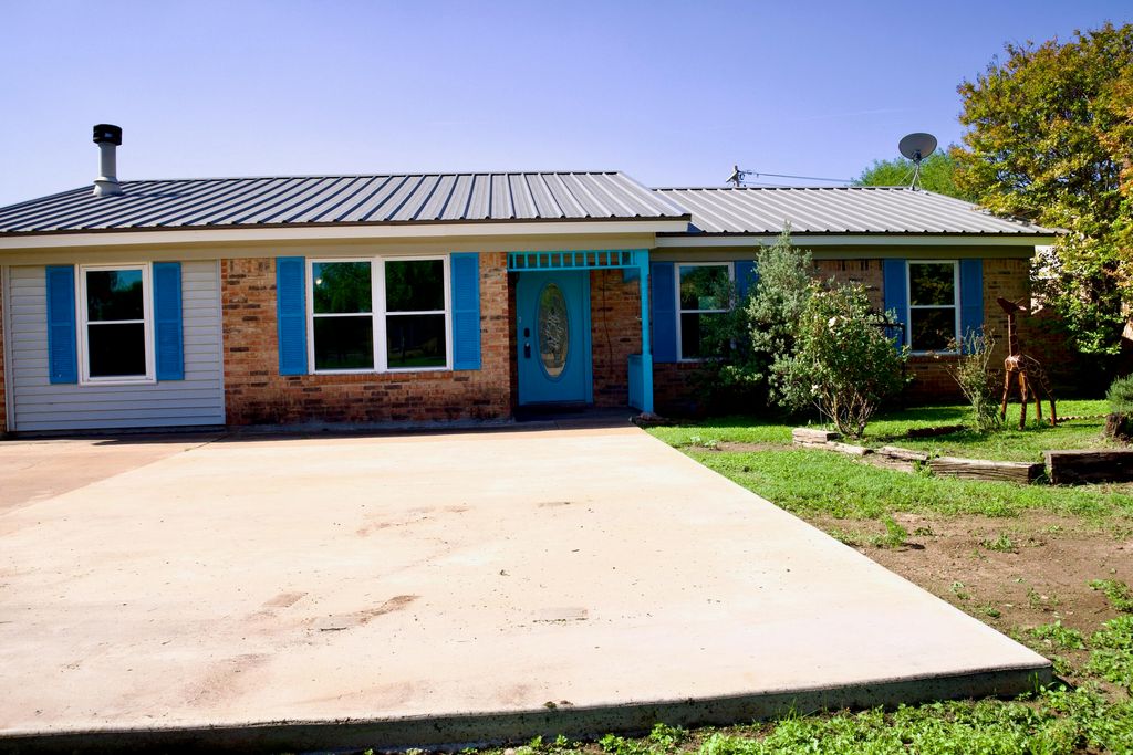 Image 5 of property listing at 1113 E 43rd Street, San Angelo, TX 76903