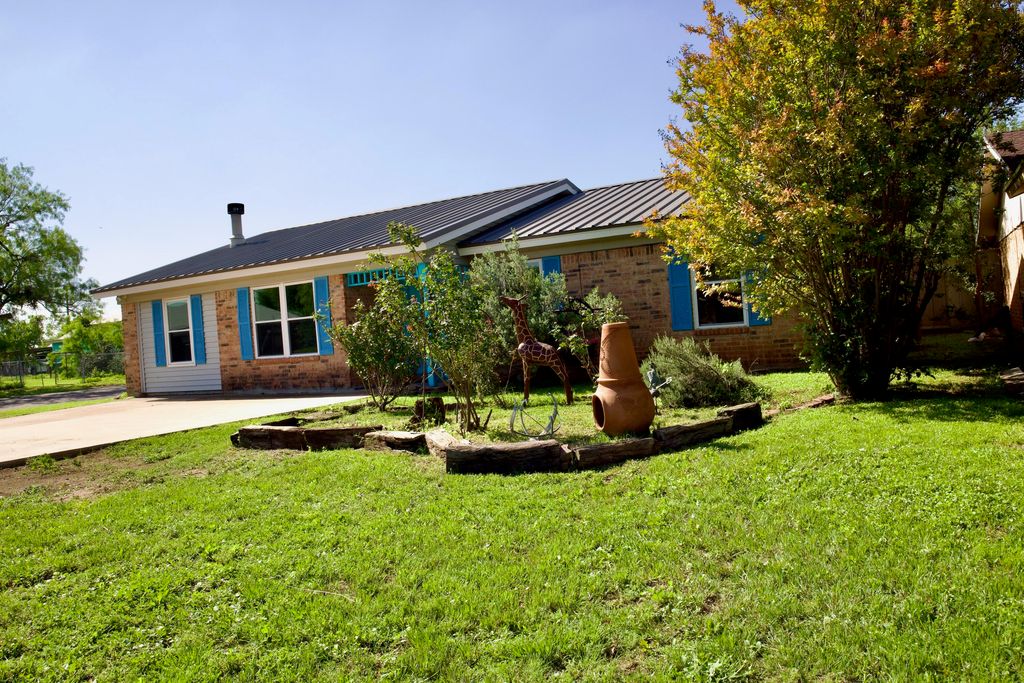 Image 6 of property listing at 1113 E 43rd Street, San Angelo, TX 76903