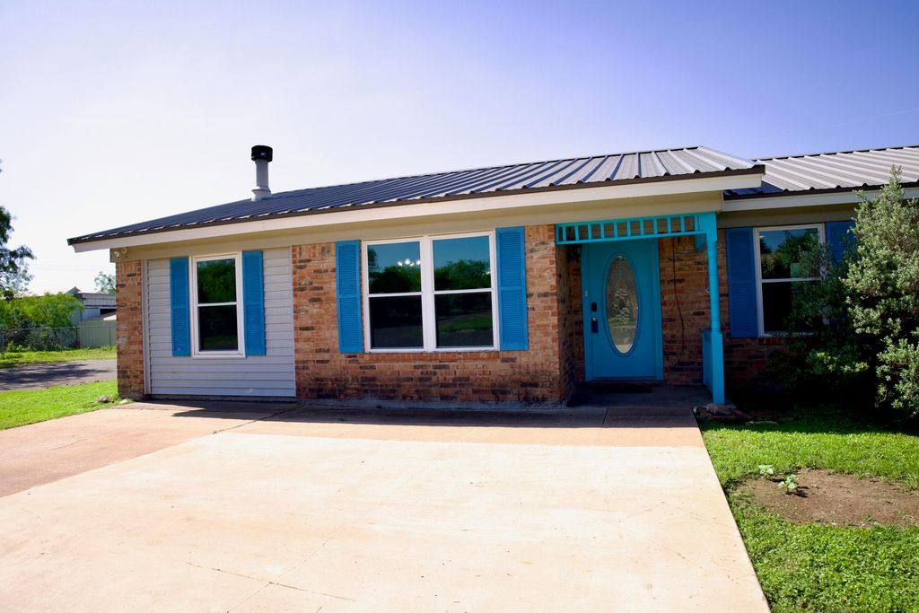 Image 7 of property listing at 1113 E 43rd Street, San Angelo, TX 76903