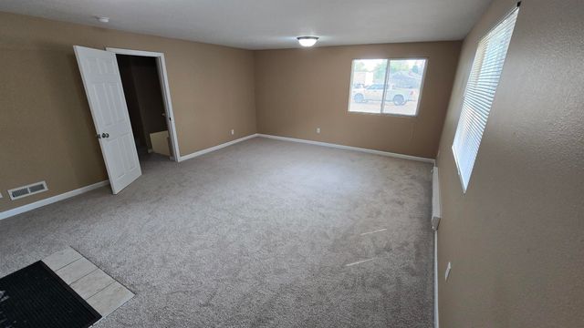 316 5th Ave NW, Minot, ND 58703