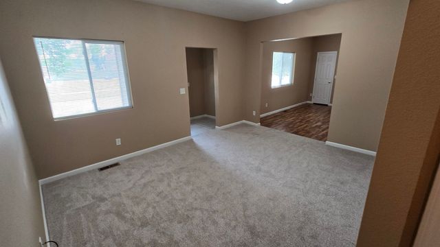 316 5th Ave NW, Minot, ND 58703