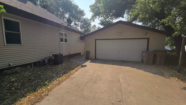 316 5th Ave NW, Minot, ND 58703