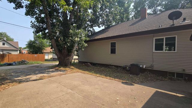 316 5th Ave NW, Minot, ND 58703