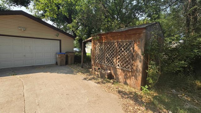 316 5th Ave NW, Minot, ND 58703