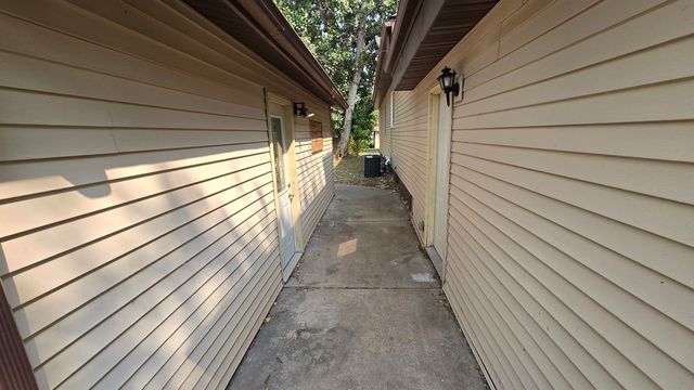 316 5th Ave NW, Minot, ND 58703