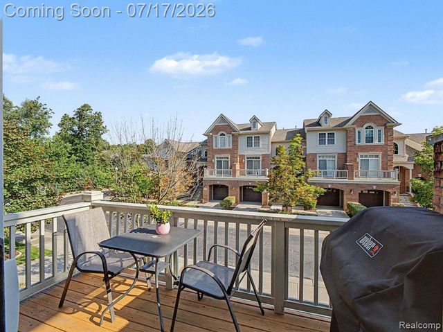 37561 Newburgh Park Circle, Livonia, MI 48152