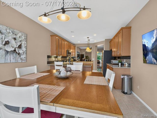 37561 Newburgh Park Circle, Livonia, MI 48152