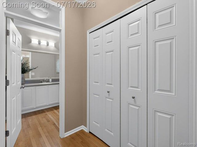 37561 Newburgh Park Circle, Livonia, MI 48152
