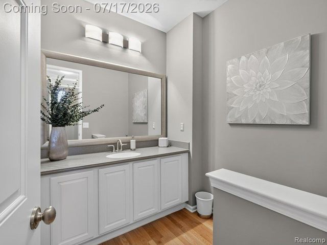37561 Newburgh Park Circle, Livonia, MI 48152