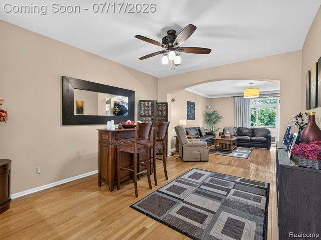 37561 Newburgh Park Circle, Livonia, MI 48152