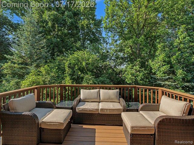 37561 Newburgh Park Circle, Livonia, MI 48152