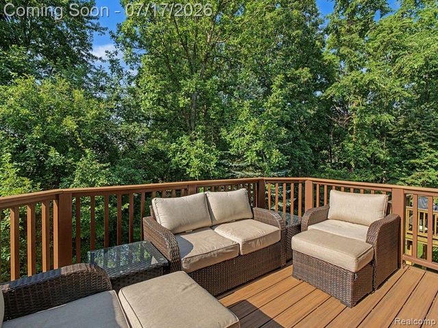 37561 Newburgh Park Circle, Livonia, MI 48152