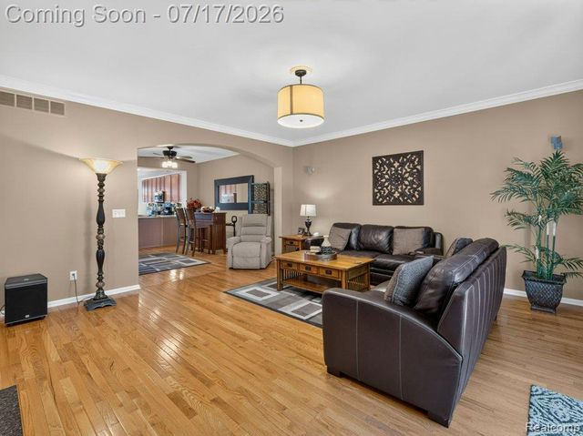 37561 Newburgh Park Circle, Livonia, MI 48152