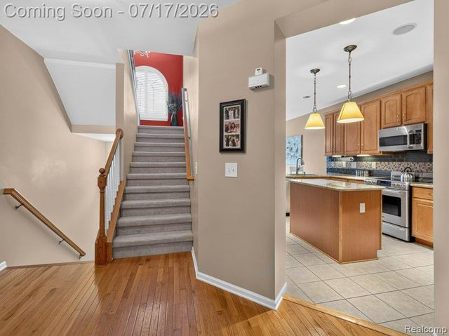 37561 Newburgh Park Circle, Livonia, MI 48152