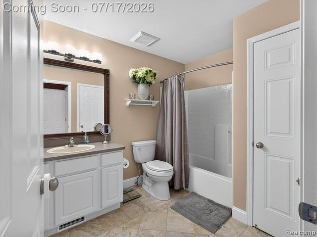 37561 Newburgh Park Circle, Livonia, MI 48152