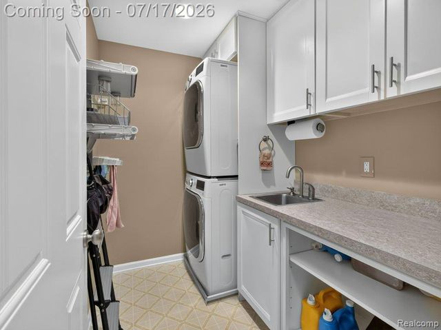 37561 Newburgh Park Circle, Livonia, MI 48152
