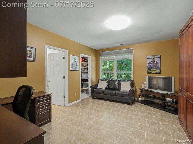 37561 Newburgh Park Circle, Livonia, MI 48152