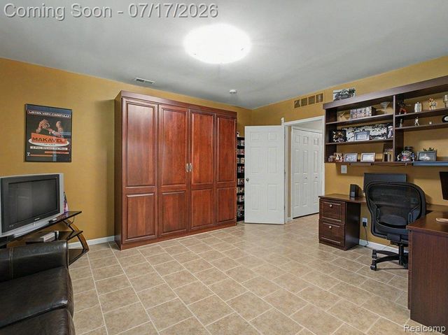 37561 Newburgh Park Circle, Livonia, MI 48152