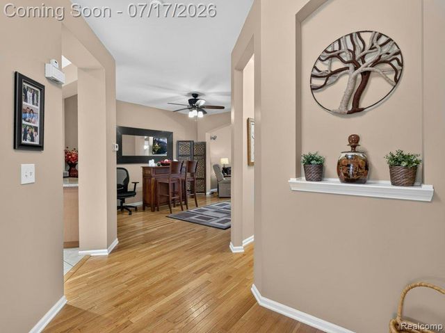 37561 Newburgh Park Circle, Livonia, MI 48152