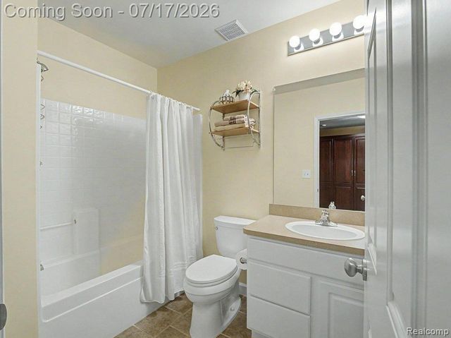 37561 Newburgh Park Circle, Livonia, MI 48152
