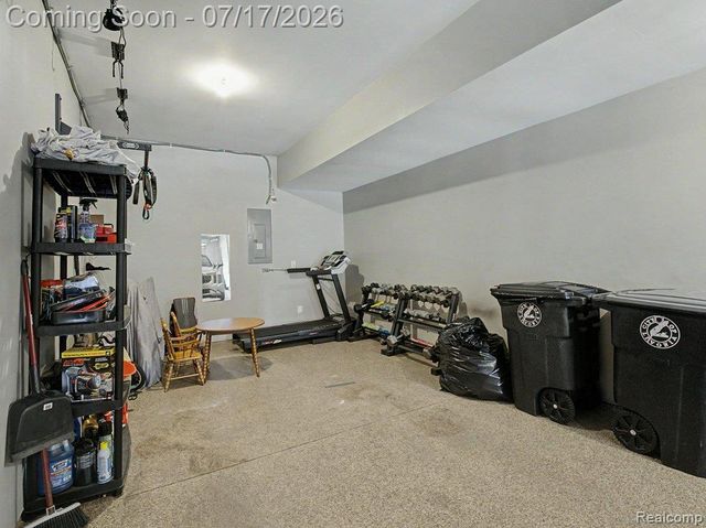 37561 Newburgh Park Circle, Livonia, MI 48152