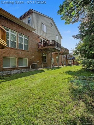 37561 Newburgh Park Circle, Livonia, MI 48152