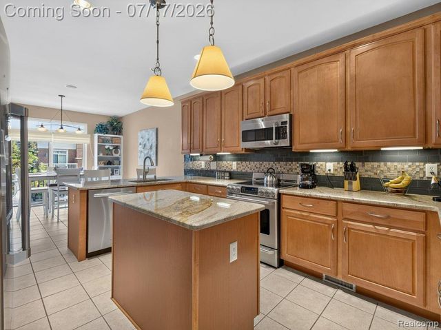 37561 Newburgh Park Circle, Livonia, MI 48152