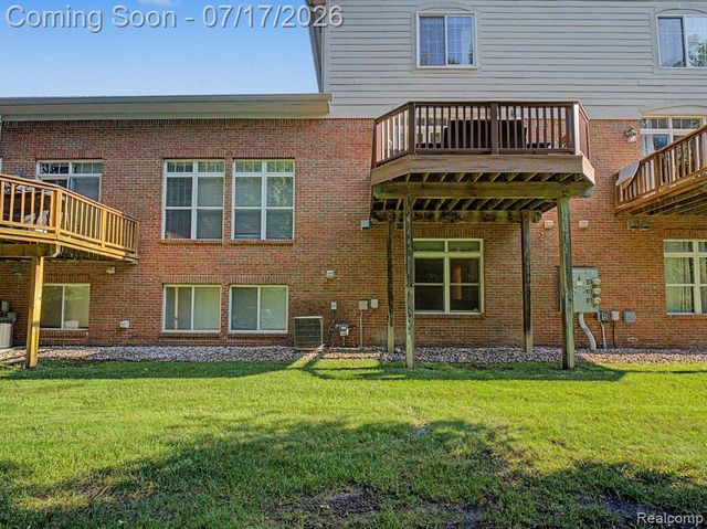 37561 Newburgh Park Circle, Livonia, MI 48152