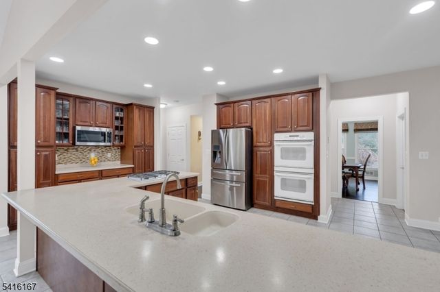 4 Dumont Ct, Bridgewater Twp., NJ 08807