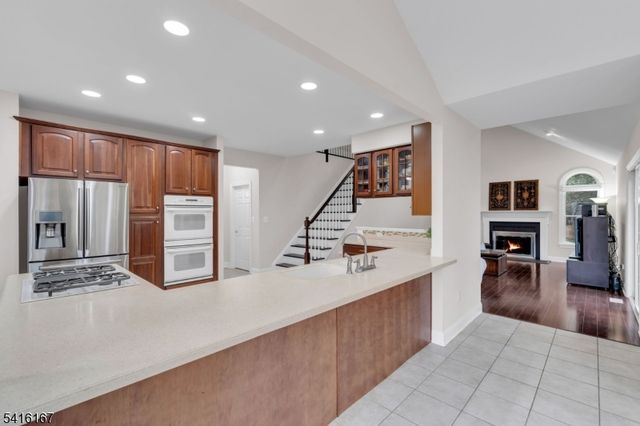 4 Dumont Ct, Bridgewater Twp., NJ 08807