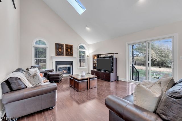 4 Dumont Ct, Bridgewater Twp., NJ 08807