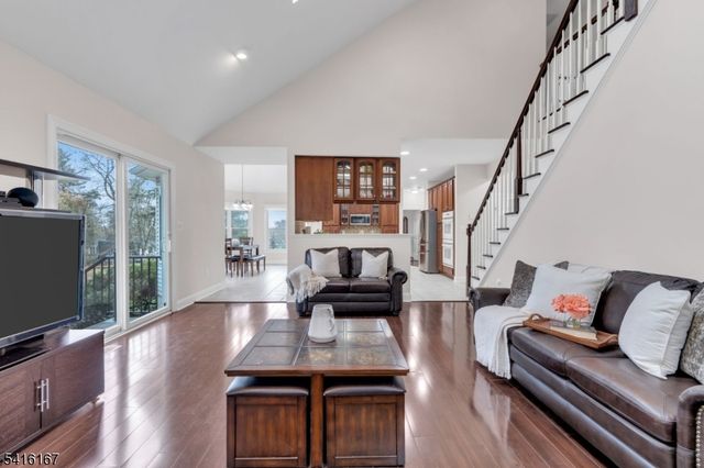 4 Dumont Ct, Bridgewater Twp., NJ 08807