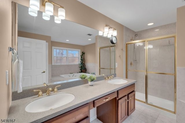 4 Dumont Ct, Bridgewater Twp., NJ 08807