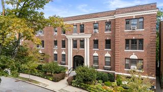 17 James St 1, Brookline, MA 02446
