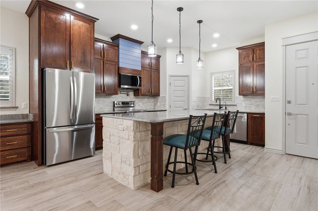 915 S 12th St, Aransas Pass, TX 78336