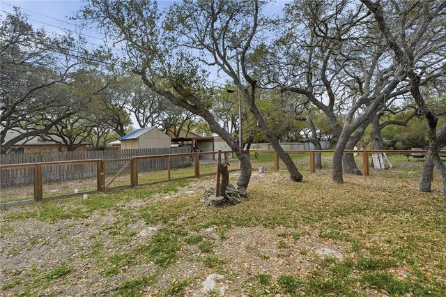 915 S 12th St, Aransas Pass, TX 78336