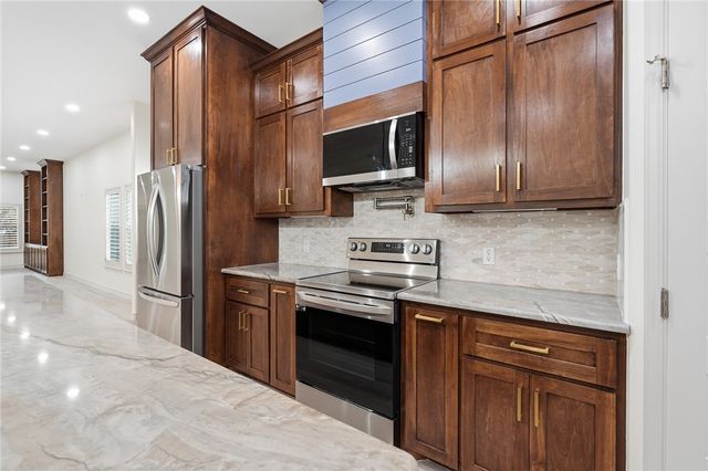 915 S 12th St, Aransas Pass, TX 78336