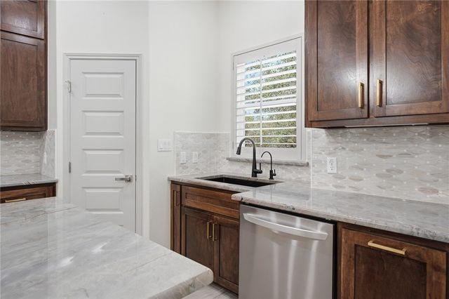 915 S 12th St, Aransas Pass, TX 78336