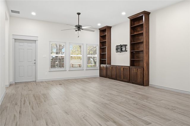 915 S 12th St, Aransas Pass, TX 78336